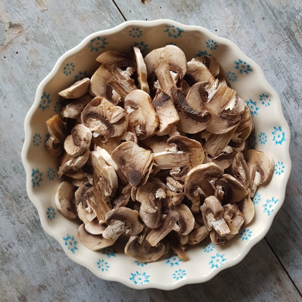 questa immagine rappresenta come pulire i funghi champignon tutorial di pasticciandoconlafranca