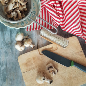 questa immagine rappresenta come pulire i funghi champignon tutorial di pasticciandoconlafranca