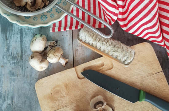 questa immagine rappresenta come pulire i funghi champignon tutorial di pasticciandoconlafranca