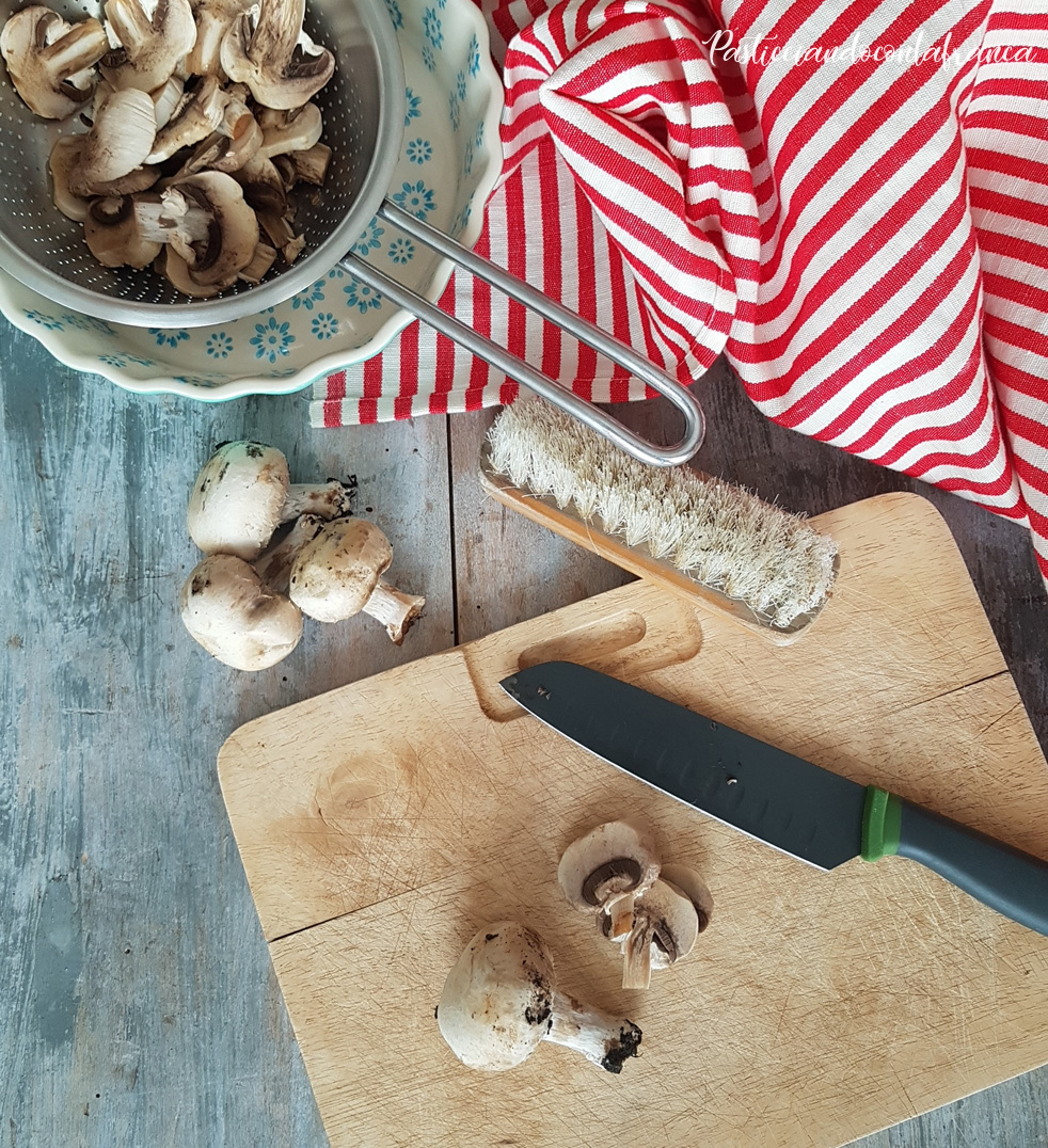 questa immagine rappresenta come pulire i funghi champignon tutorial di pasticciandoconlafranca