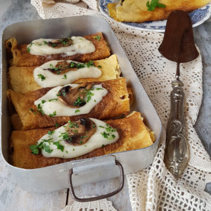 questa immagine rappresenta le crespelle besciamella e funghi champignon ricetta di pasticciandoconlafranca