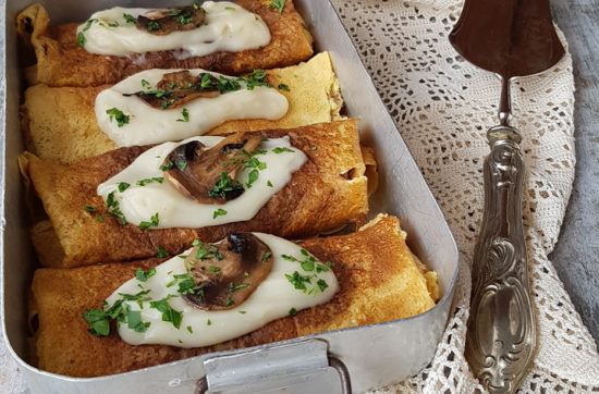 questa immagine rappresenta le crespelle besciamella e funghi champignon ricetta di pasticciandoconlafranca