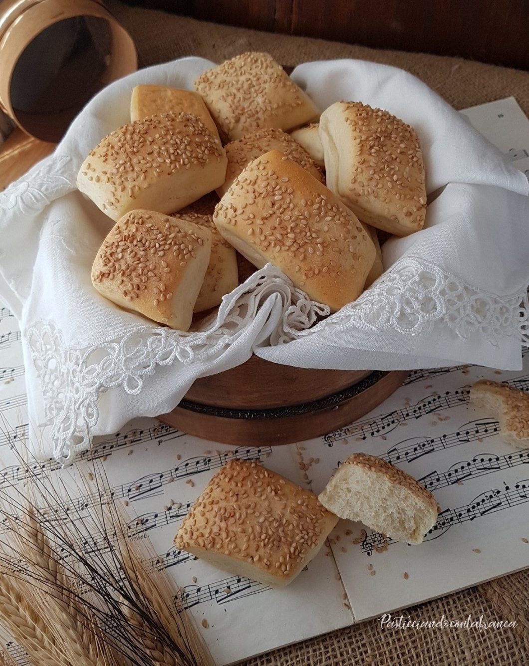 questa immagine rappresenta panini all'olio ricetta di pasticciandoconlafranca