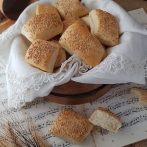 questa immagine rappresenta panini all'olio ricetta di pasticciandoconlafranca