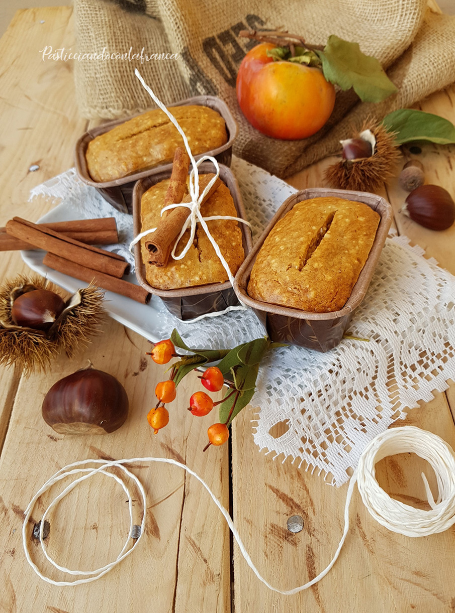 questa ricetta rappresenta i plumcake ai cachi e castagne ricetta pasticciandoconlafranca