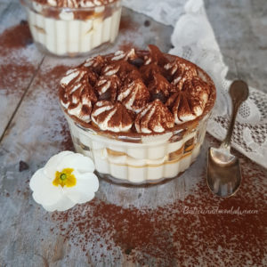 questa immagine rappresenta il tiramisù vegan "vegamisù" ricetta di pasticciandoconlafranca