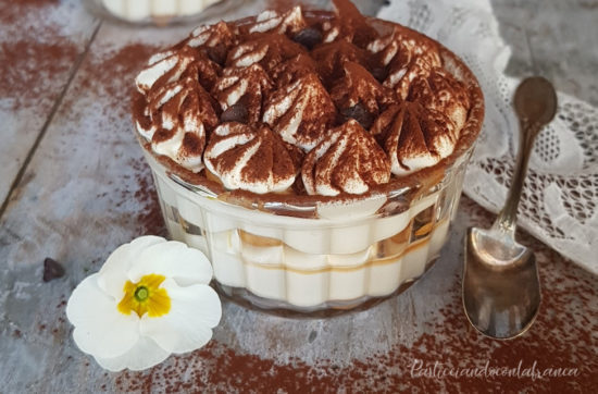 questa immagine rappresenta il tiramisù vegan "vegamisù" ricetta di pasticciandoconlafranca