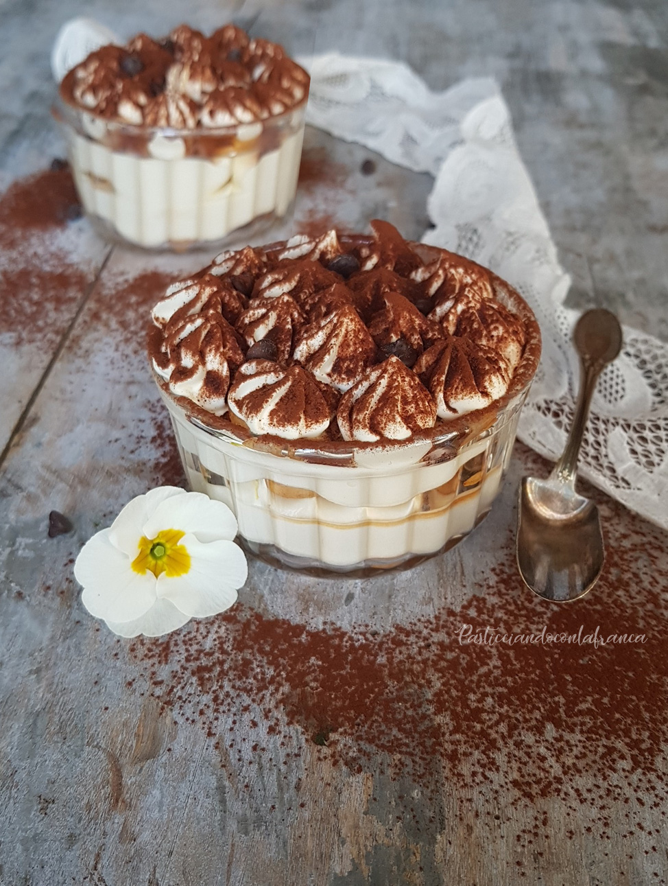 questa immagine rappresenta il tiramisù vegan "vegamisù" ricetta di pasticciandoconlafranca