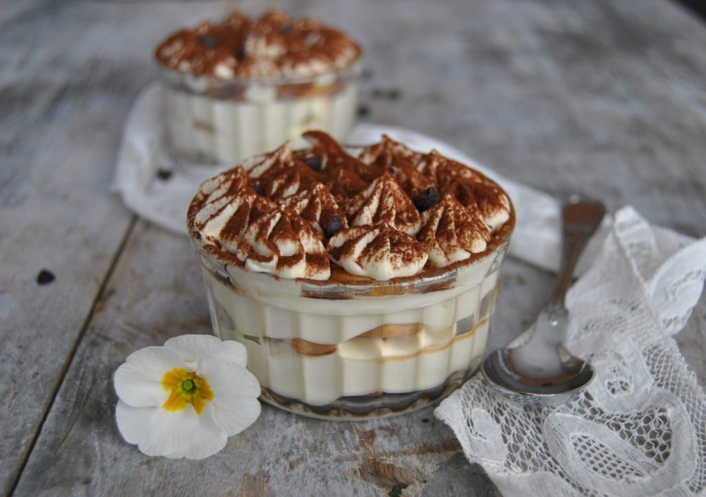 questa immagine rappresenta il tiramisù vegan "vegamisù" ricetta di pasticciandoconlafranca