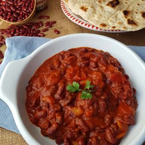 questa immagine rappresenta chili di fagioli con pane chapati ricetta di pasticciandoconlafranca