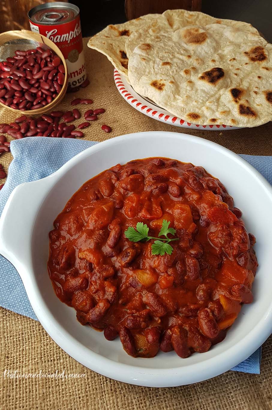 questa immagine rappresenta chili di fagioli con pane chapati ricetta di pasticciandoconlafranca