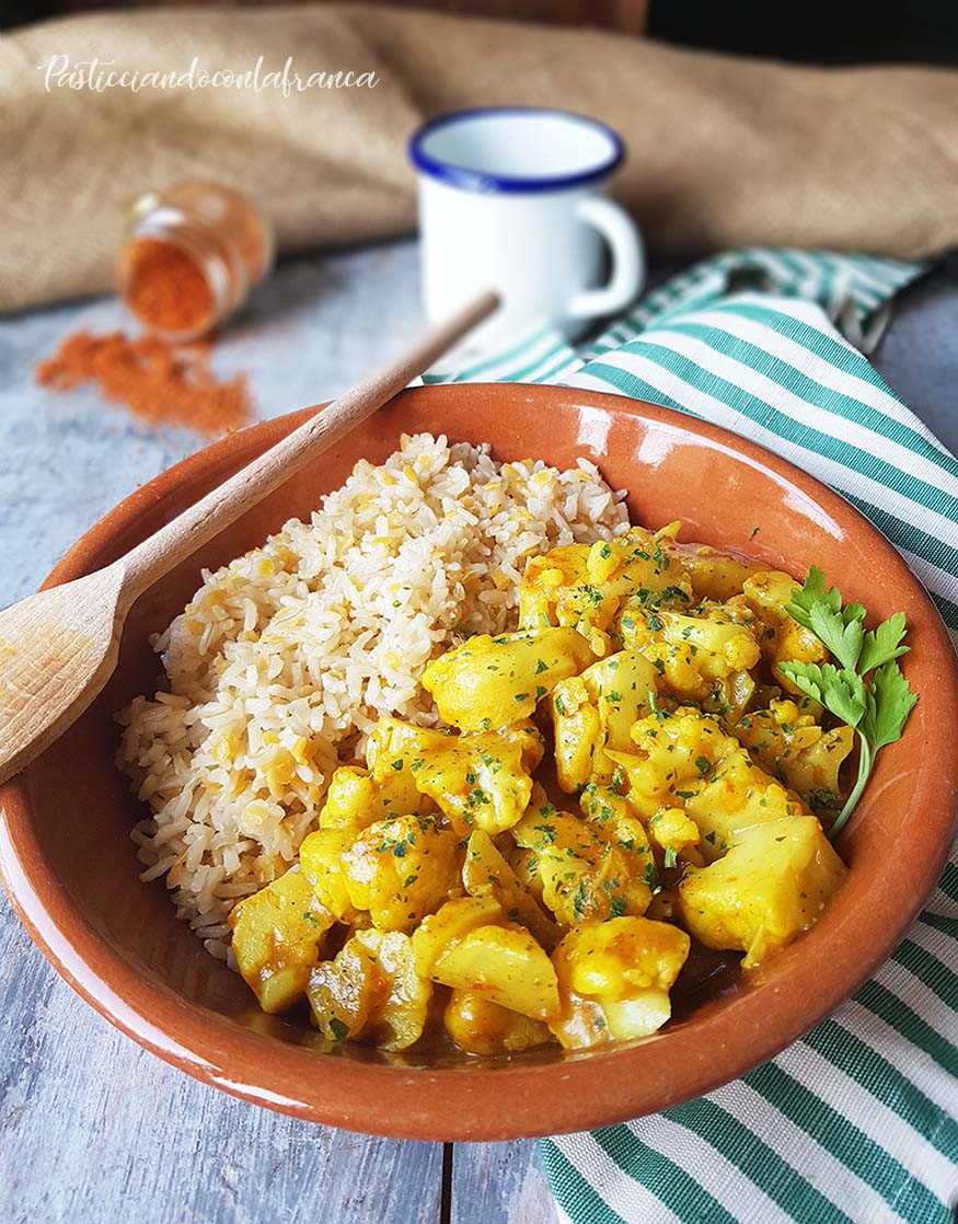 questa immagine rappresenta curry di cavolfiore con riso e lenticchie ricetta di pasticciandoconlafranca