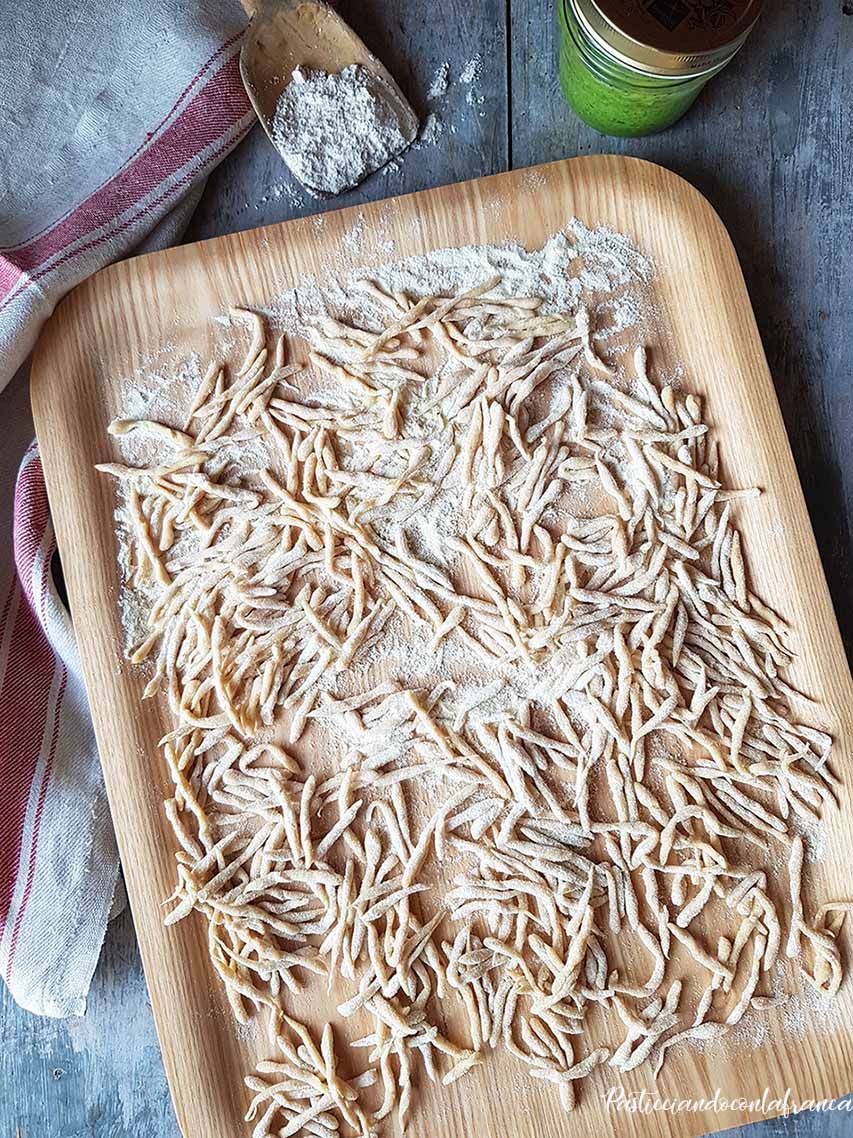 questa immagine rappresenta trofie al farro fatte a mano ricetta di pasticciandoconlafranca