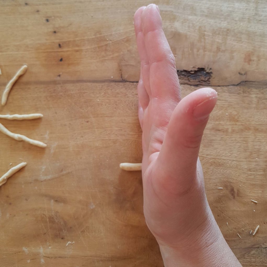 questa immagine rappresenta trofie al farro fatte a mano ricetta di pasticciandoconlafranca