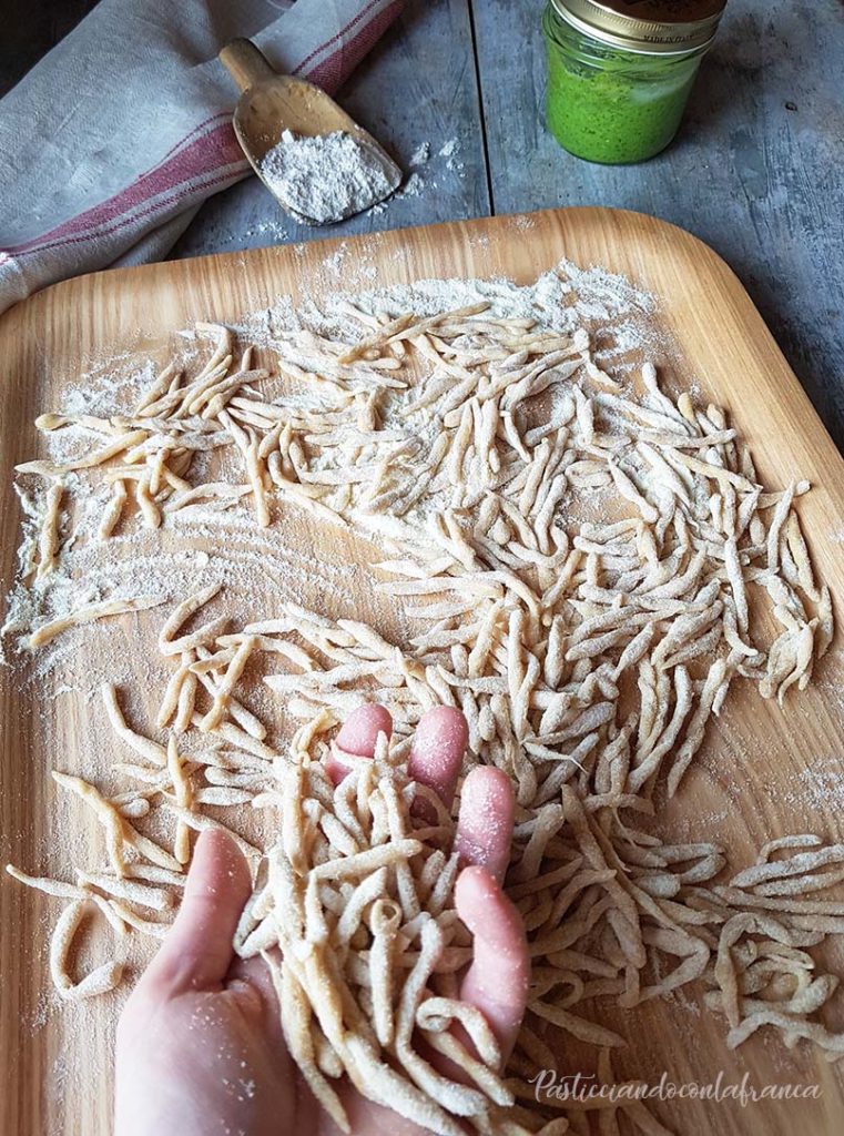 questa immagine rappresenta trofie al farro fatte a mano ricetta di pasticciandoconlafranca