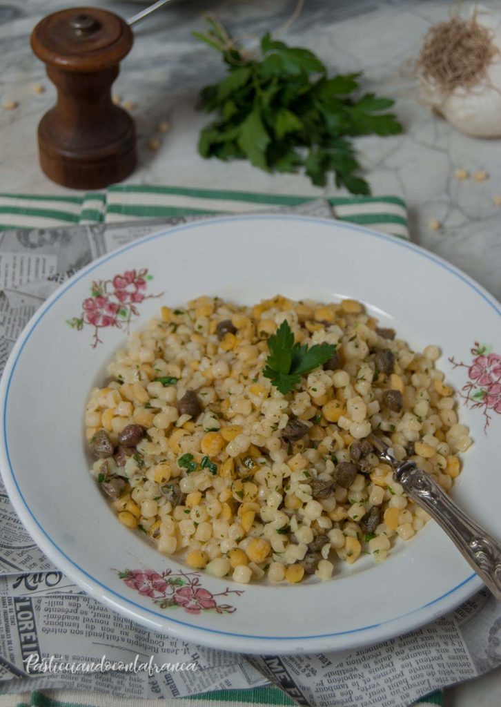 questa immagine rappresenta fregola sarda con ceci e capperi al profumo di mare ricetta di pasticciandoconlafranca