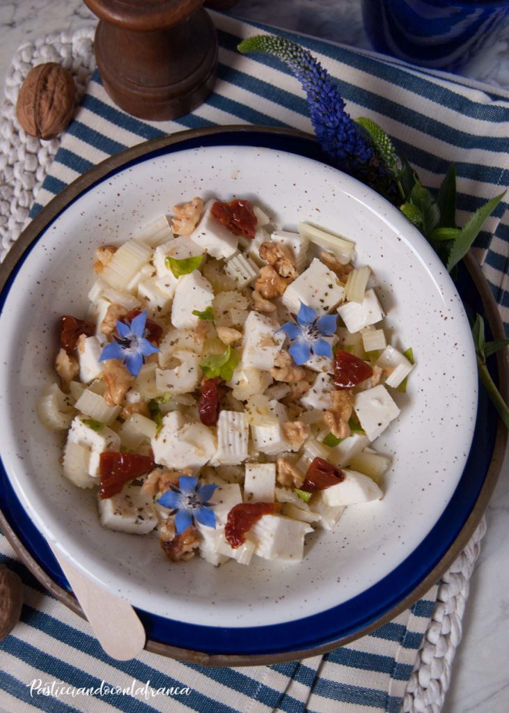 questa immagine rappresenta insalata di tofu con sedano e noci ricetta di pasticciandoconlafranca