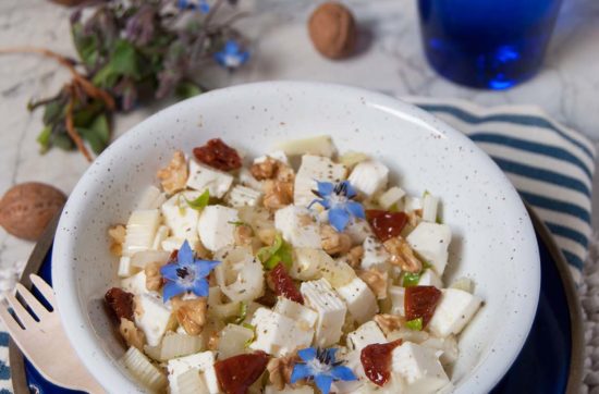 questa immagine rappresenta insalata di tofu con sedano e noci ricetta di pasticciandoconlafranca