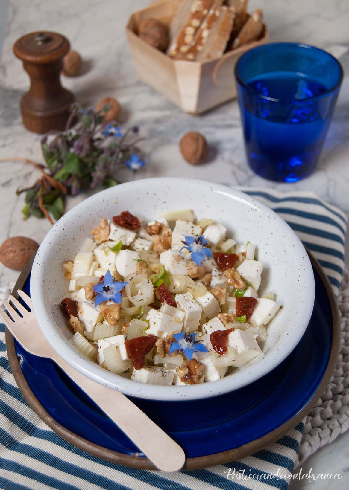 questa immagine rappresenta insalata di tofu con sedano e noci ricetta di pasticciandoconlafranca