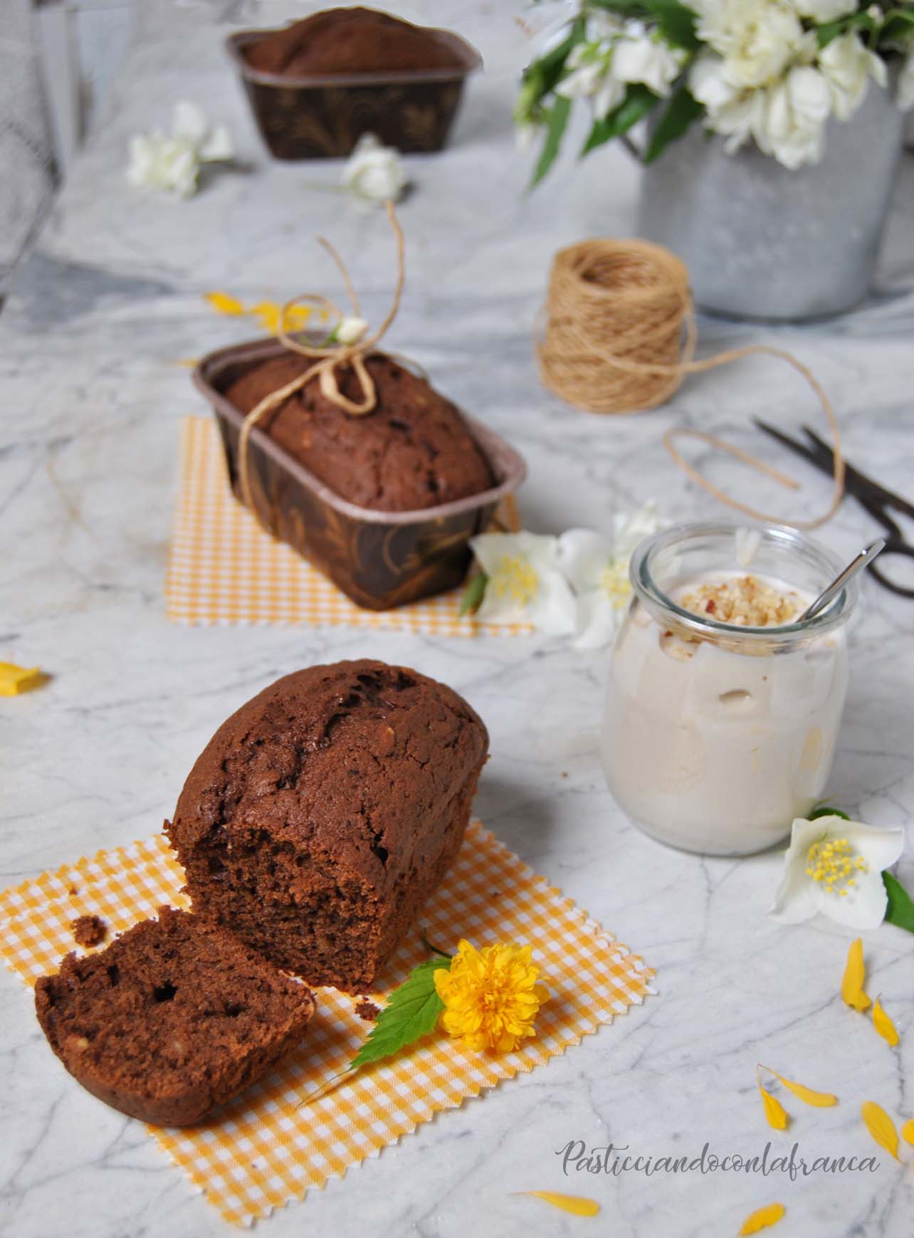 questa immagine rappresenta plumcake soffice ciocco-nocciola ricetta di pasticciandoconlafranca