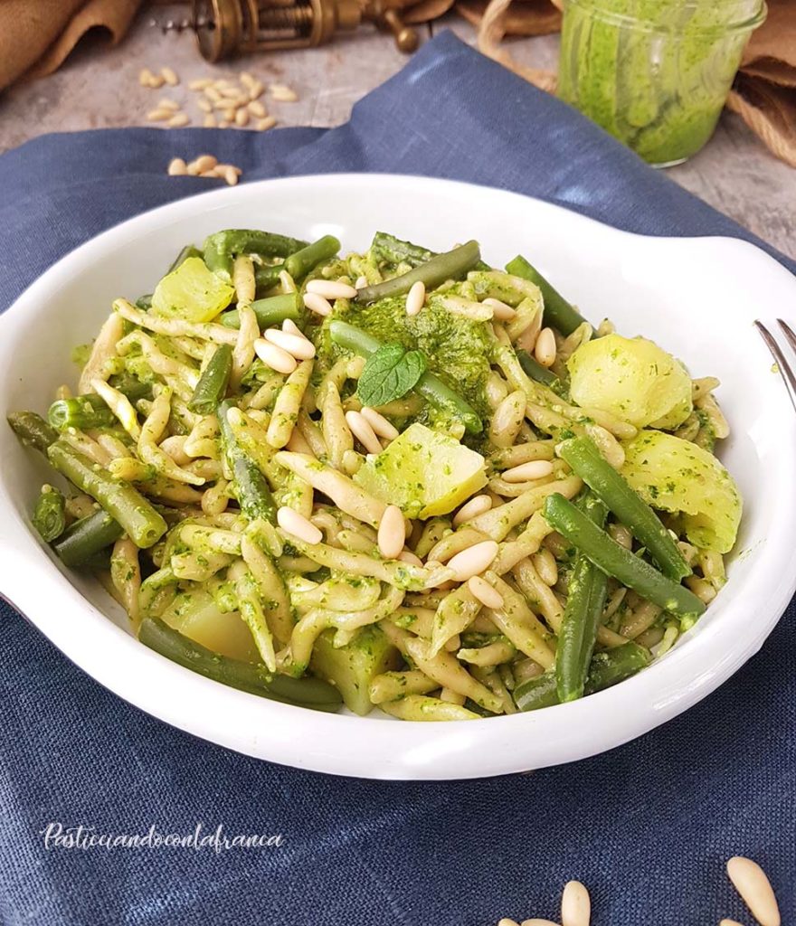 questa immagine rappresenta le trofie al pesto patate e fagiolini ricetta di pasticciandoconlafranca