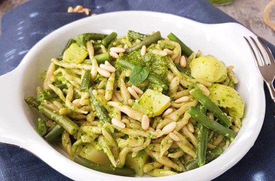 questa immagine rappresenta le trofie al pesto patate e fagiolini ricetta di pasticciandoconlafranca