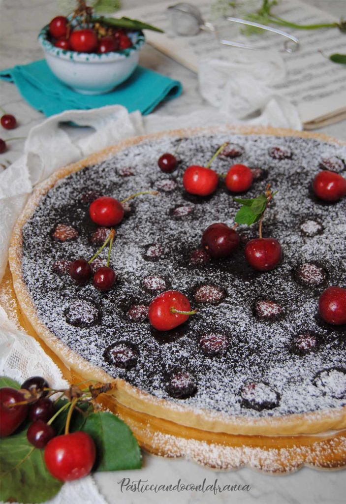 questa immagine rappresenta crostata al cioccolato fondente e ciliegie ricetta di pasticciandoconlafranca