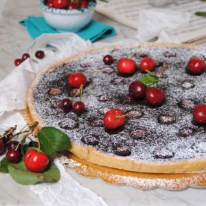 questa immagine rappresenta crostata al cioccolato fondente e ciliegie ricetta di pasticciandoconlafranca