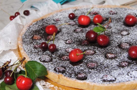 questa immagine rappresenta crostata al cioccolato fondente e ciliegie ricetta di pasticciandoconlafranca