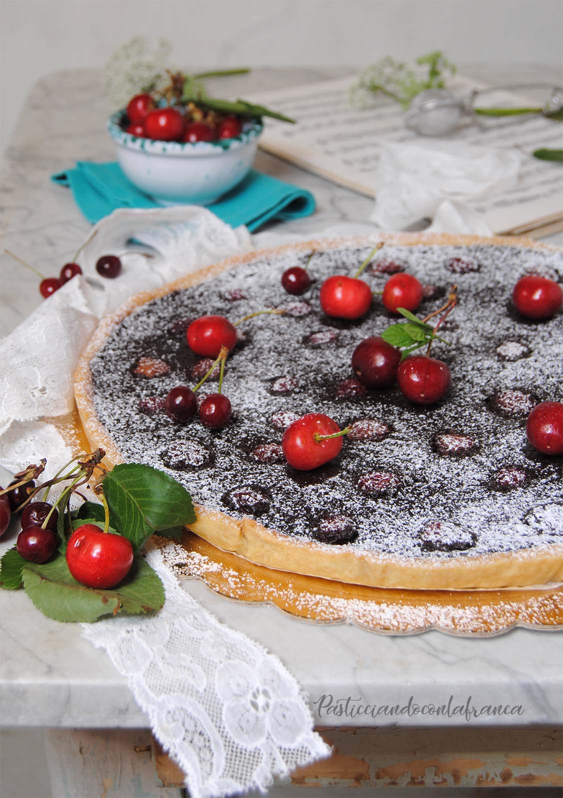 questa immagine rappresenta crostata al cioccolato fondente e ciliegie ricetta di pasticciandoconlafranca