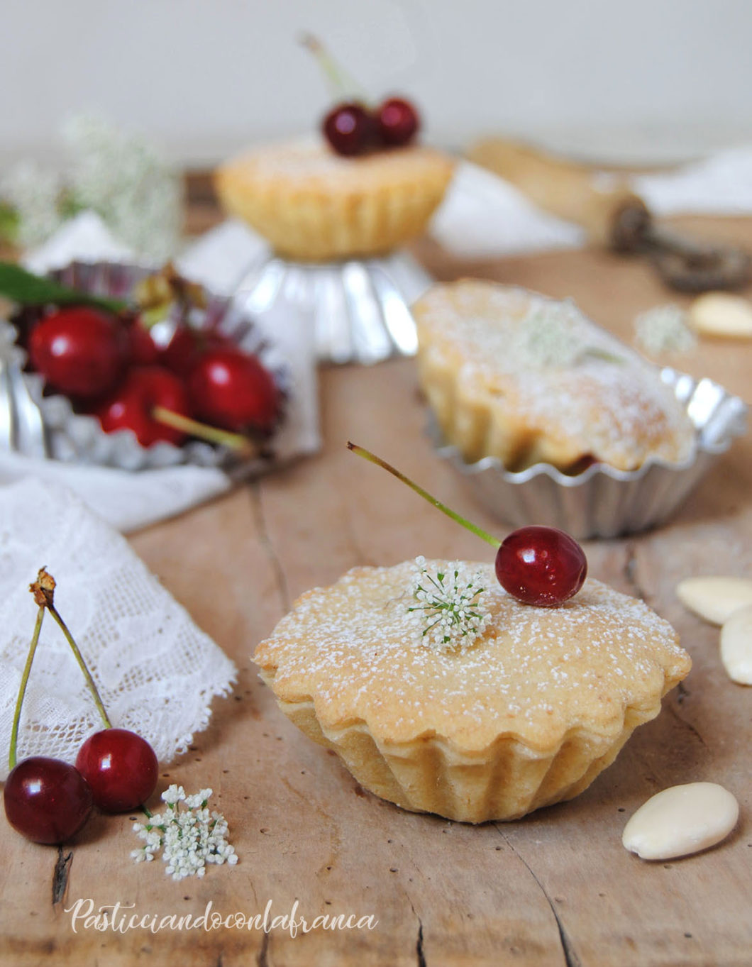 questa immagine rappresenta i gobeletti mandorla e ciliegia ricetta di pasticciandoconlafranca