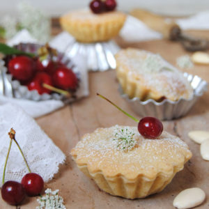 questa immagine rappresenta i gobeletti mandorla e ciliegia ricetta di pasticciandoconlafranca