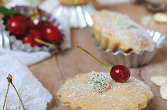 questa immagine rappresenta i gobeletti mandorla e ciliegia ricetta di pasticciandoconlafranca