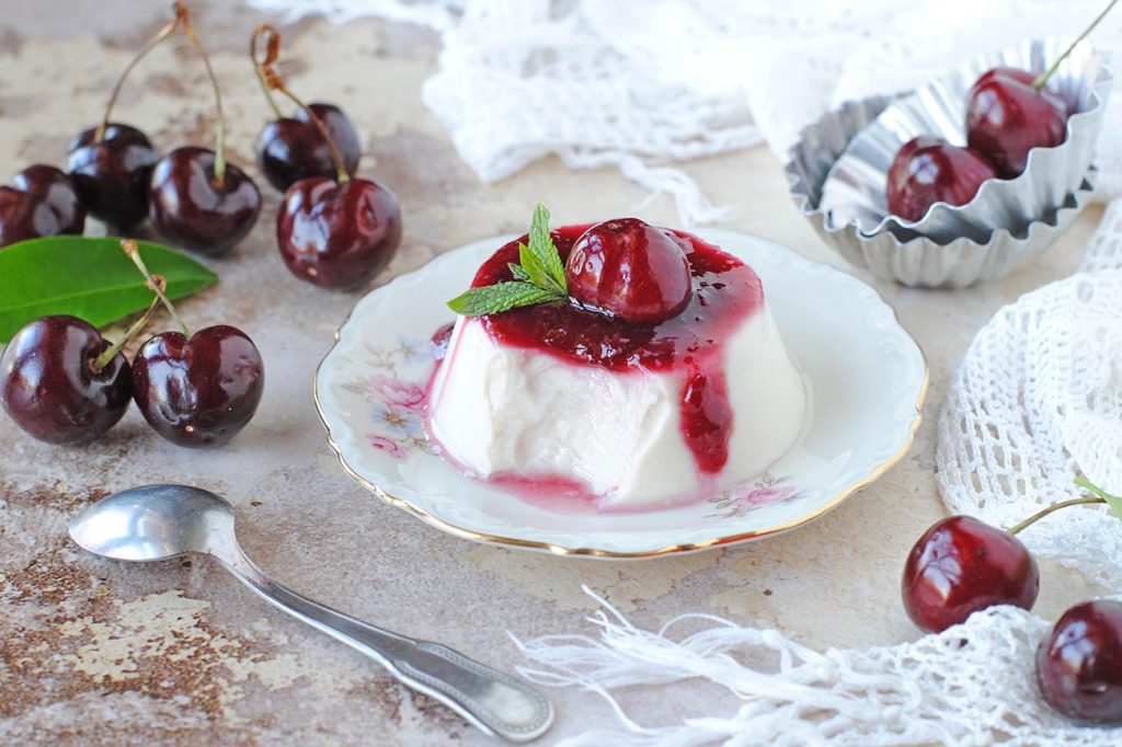 questa immagine rappresenta panna cotta vegetale ai frutti di bosco ricetta di pasticciandoconlafranca