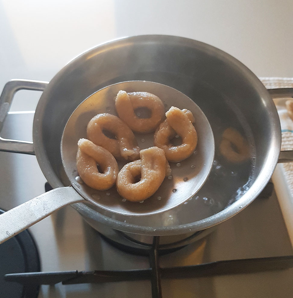 questa immagine rappresenta taralli pugliesi friabili: ecco i segreti ricetta di pasticciandoconlafranca