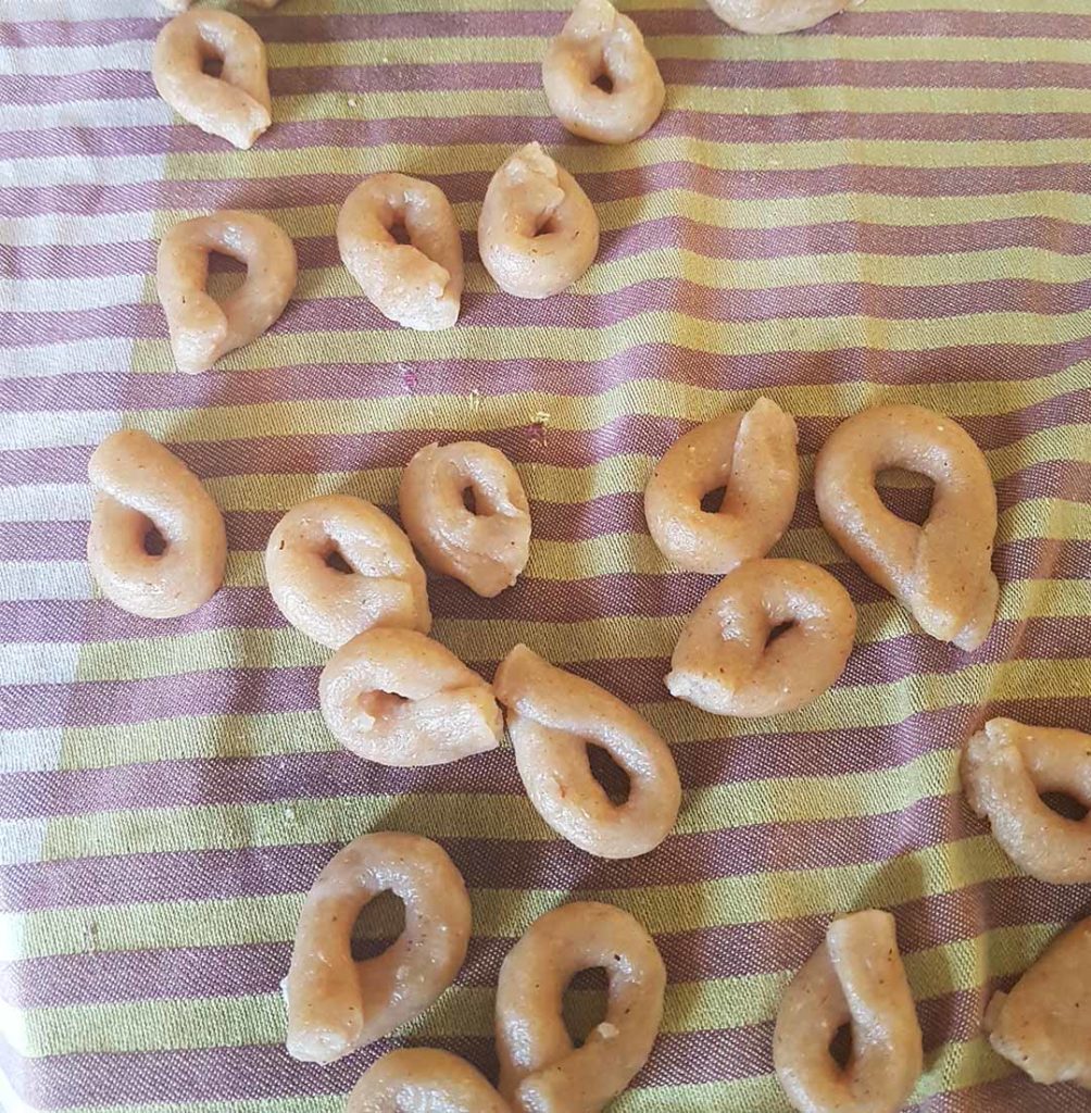 questa immagine rappresenta taralli pugliesi friabili: ecco i segreti ricetta di pasticciandoconlafranca