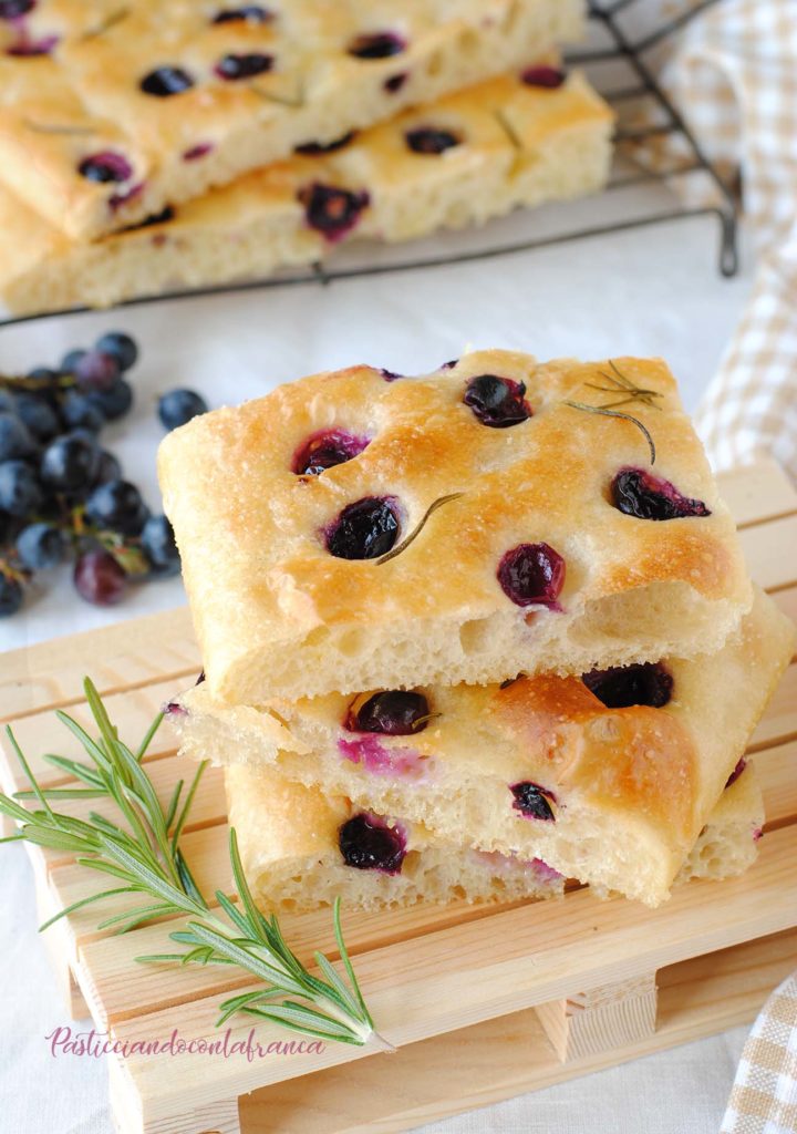 focaccia al farro con uva fragola ricetta di pasticciandoconlafranca