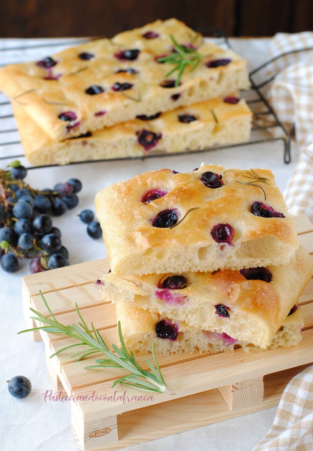 focaccia al farro con uva fragola ricetta di pasticciandoconlafranca