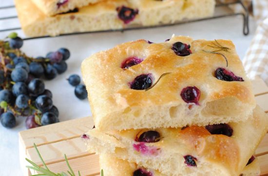 focaccia al farro con uva fragola ricetta di pasticciandoconlafranca