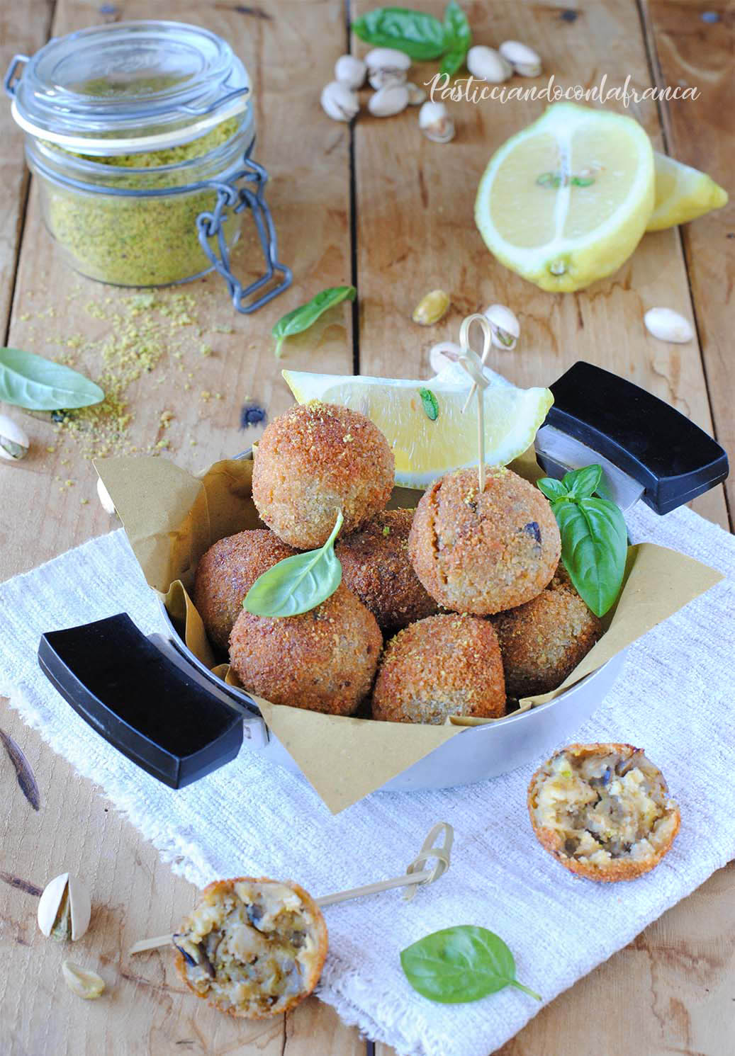 questa immagine rappresenta polpette di melanzane al pistacchio ricetta di pasticciandoconlafranca