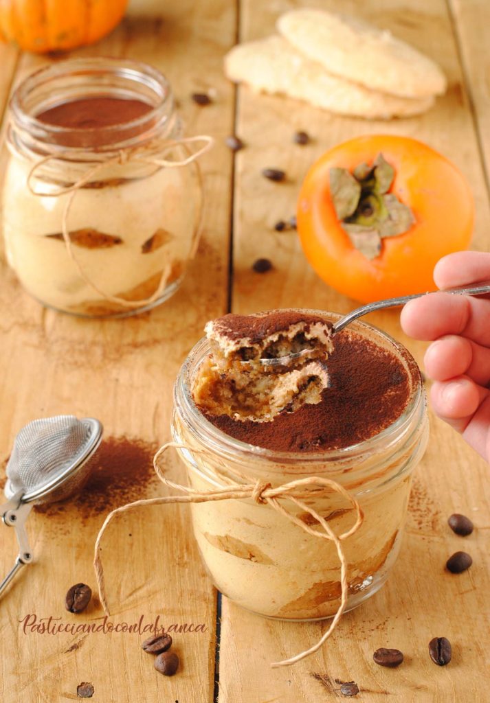 questa immagine rappresneta tiramisù ai cachi 3 ingredienti ricetta di pasticciandoconlafranca