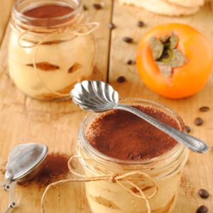 questa immagine rappresneta tiramisù ai cachi 3 ingredienti ricetta di pasticciandoconlafranca