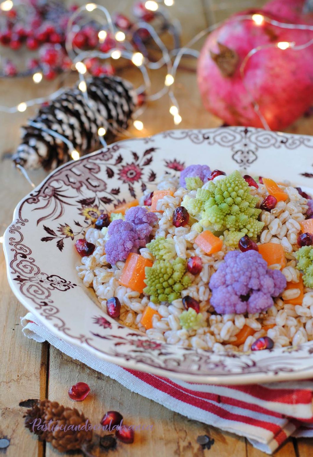 questa immagine rappresenta farro con carote broccoli e melagrana ricetta di pasticciandoconalafranca