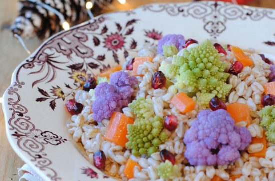 questa immagine rappresenta farro con carote broccoli e melagrana ricetta di pasticciandoconalafranca