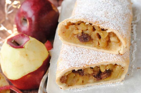 questa immagine rappresenta strudel di mele vegano ricetta di pasticciandoconlafranca