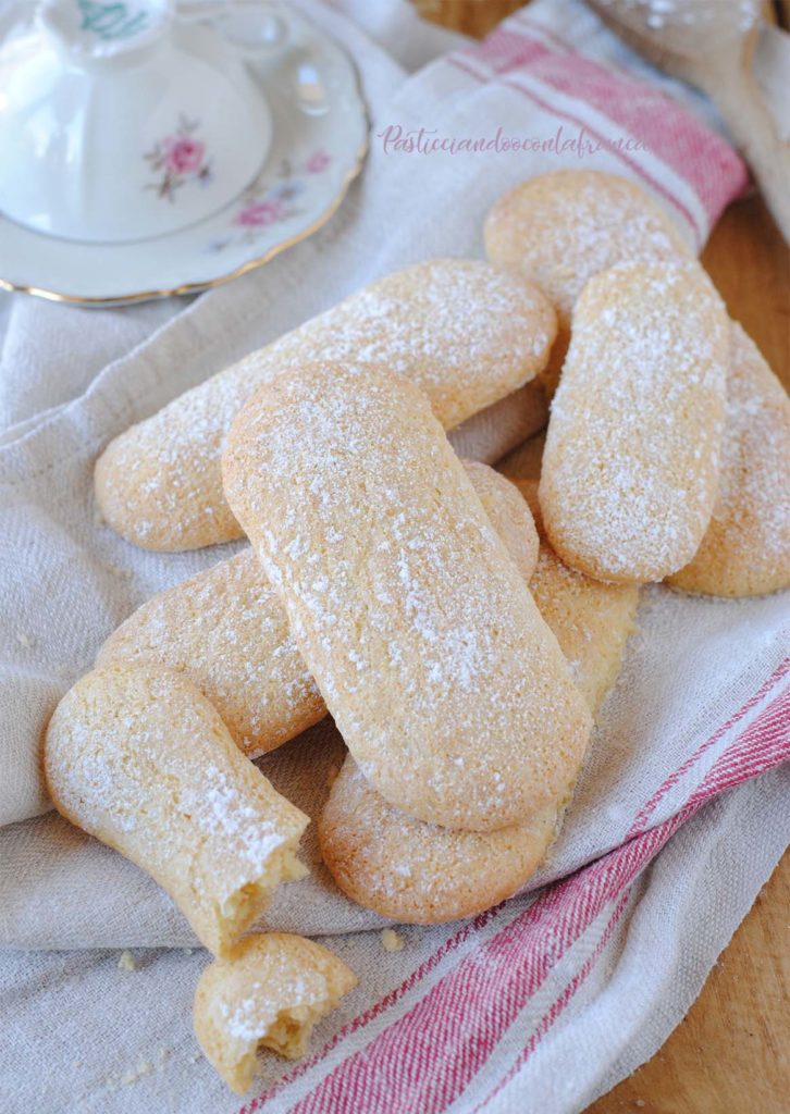 questa immagine rappresenta biscotti tipo savoiardi vegan ricetta di pasticciandoconlafranca