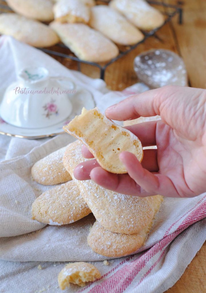 questa immagine rappresenta biscotti tipo savoiardi vegan ricetta di pasticciandoconlafranca