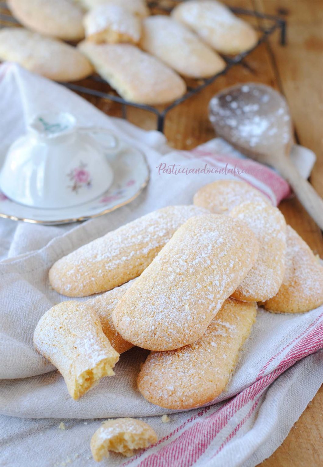 questa immagine rappresenta biscotti tipo savoiardi vegan ricetta di pasticciandoconlafranca