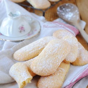 questa immagine rappresenta biscotti tipo savoiardi vegan ricetta di pasticciandoconlafranca