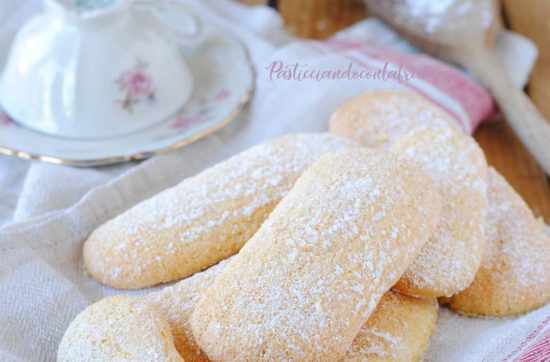 questa immagine rappresenta biscotti tipo savoiardi vegan ricetta di pasticciandoconlafranca